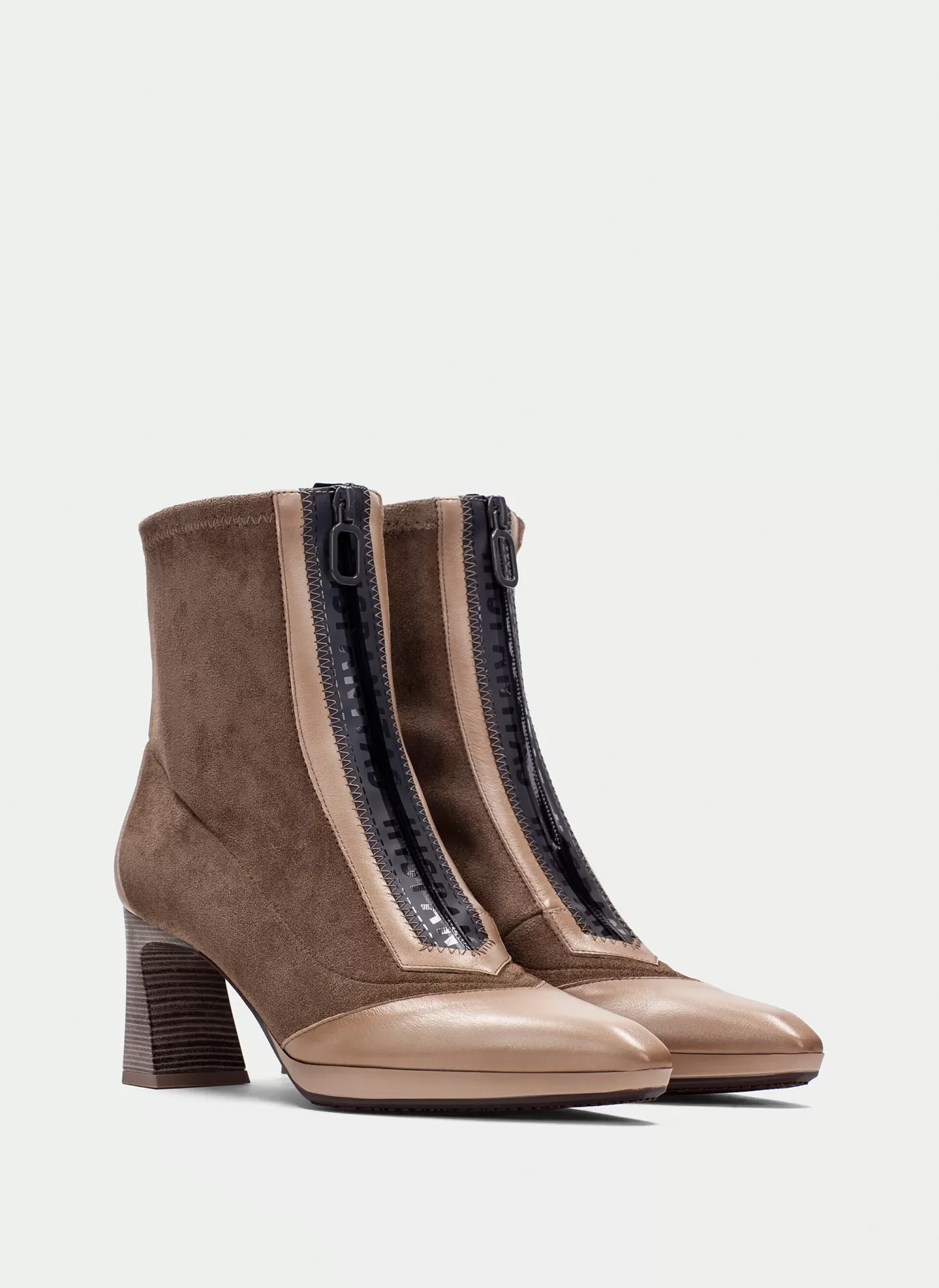 Botim Hispanitas HV254186 Taupe Botas de salto médio em camurça castanha com fecho de correr preto transparente frontal