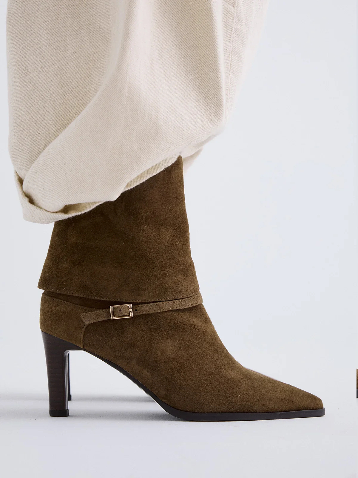 Bota BeFree Sira-314 Taupe Bota feminina castanha de couro com salto e calça bege