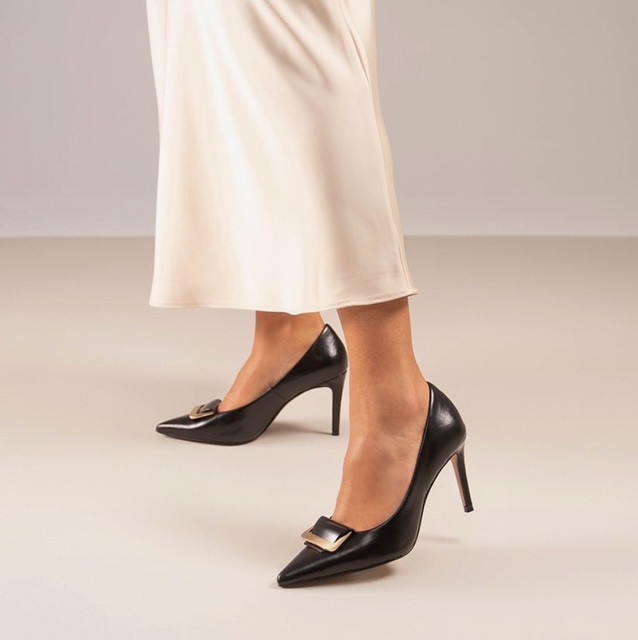 Sapatos Exé Eva-777 Black Sapatos de salto alto pretos com fivela dourada e saia branca