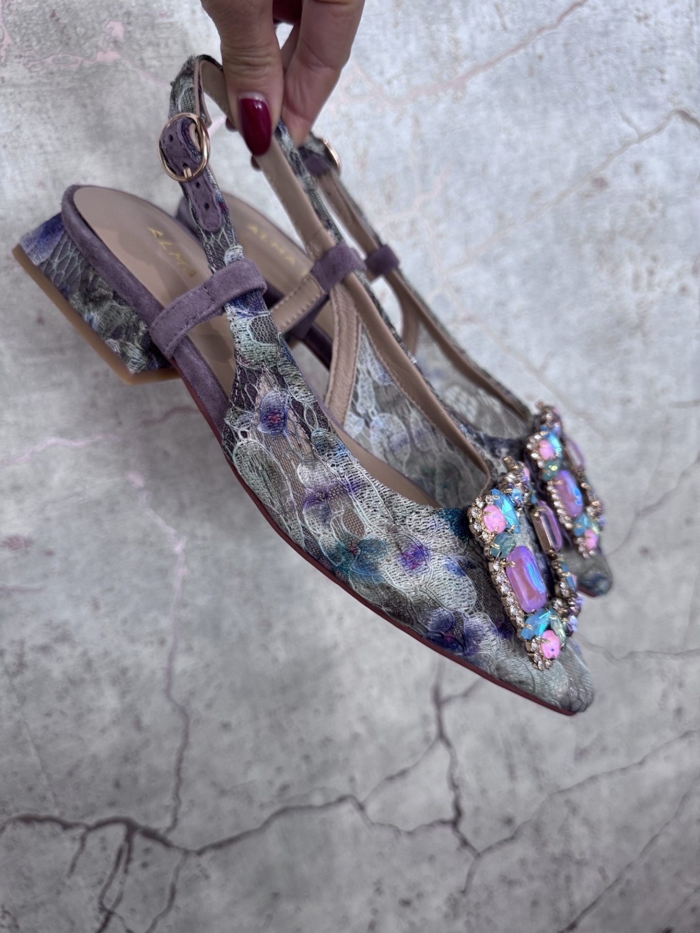 Sapato Alma en Pena V261006 Green Sandálias femininas com salto baixo decoradas com pedras coloridas