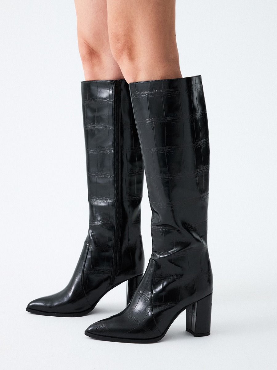 Bota Cano Alto Exé FIEEIRA.444 Black Botas pretas altos com padrão croco e salto grosso.