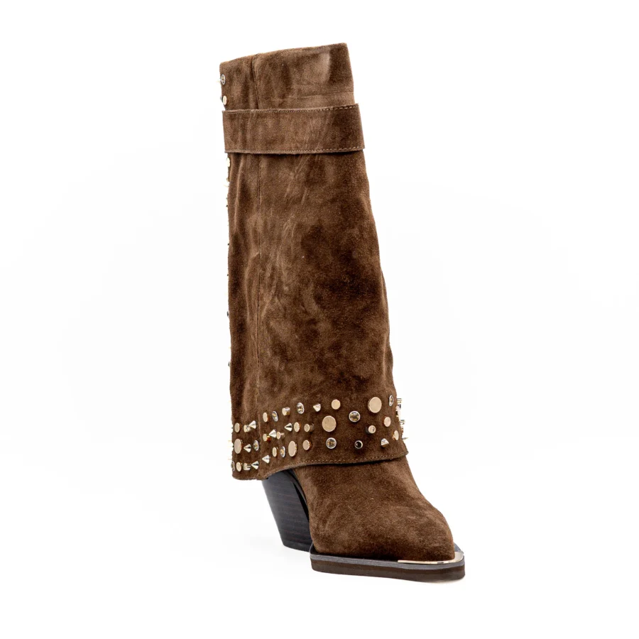 Bota Alma en Pena I260724 Camel Bota castanha em camurça com tachas metálicas e salto médio