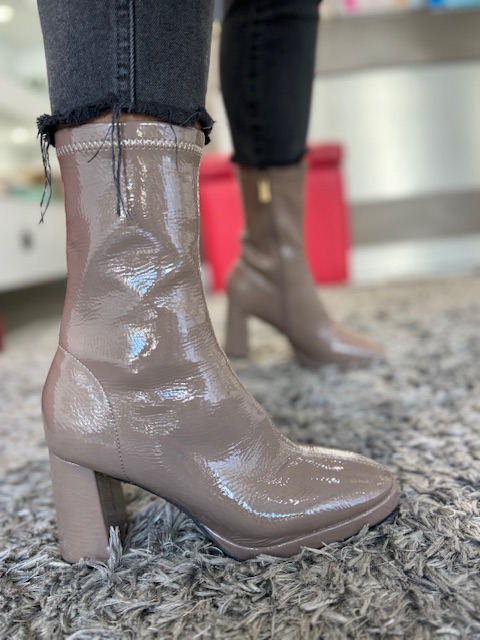 Botim Alma Blue BL1085Taupe Botas de verniz castanho claro com salto quadrado em tapete cinzento