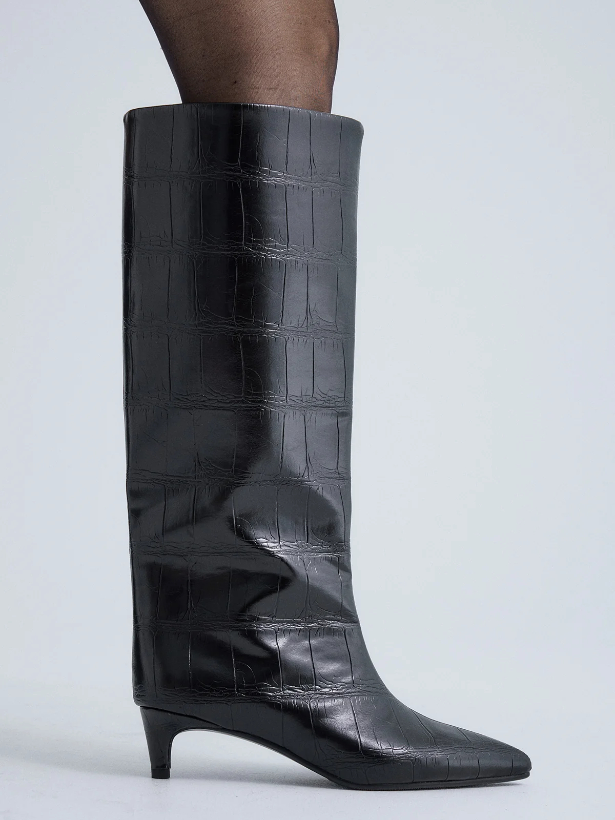 Bota Cano Alto Exé W0955-R7978 Black Bota preta de cano alto com padrão de pele de crocodilo e salto baixo.