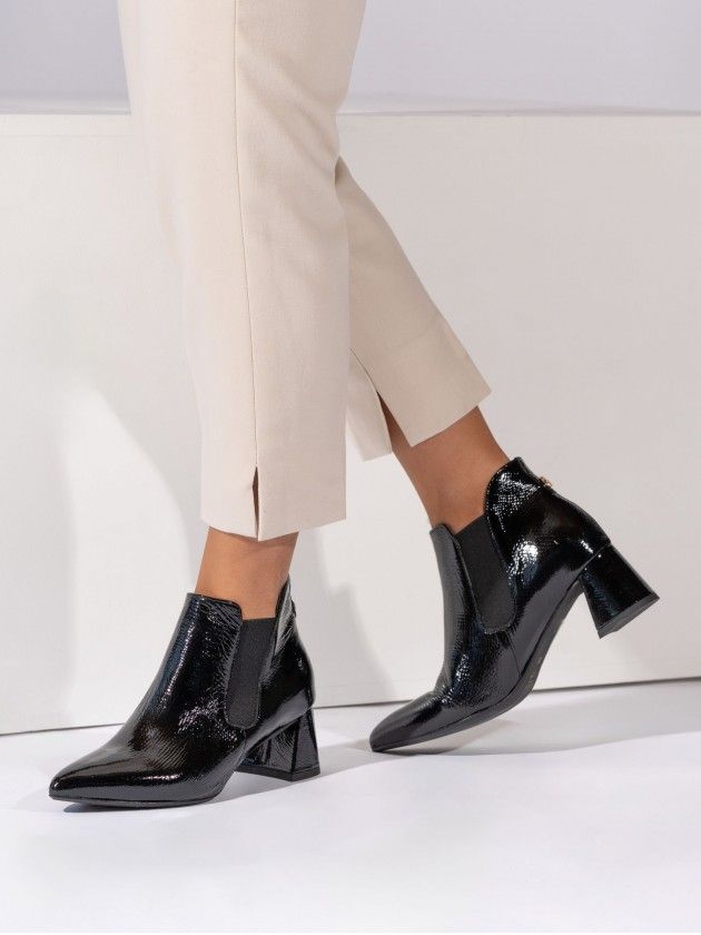 Botim MLV Lori.44 Black Botins pretos de verniz com salto quadrado e calças bege claras.