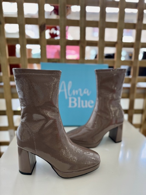 Botim Alma Blue BL1085Taupe Botas de salto alto castanho claro com caixa Alma Blue ao fundo