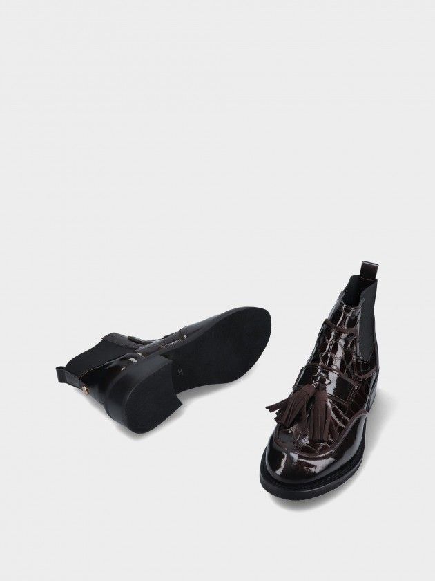 Botim MLV Rafaela.93 Brown Botins castanhos de verniz com padrão crocodilo e pompons em fundo branco