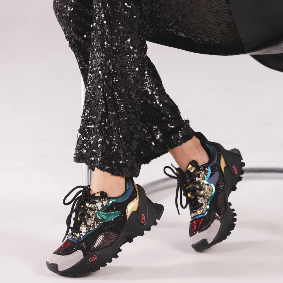 Sapatilhas Exé 4032-1A Black Gold Ténis coloridos combinando vários materiais e calças de lantejoulas pretas.
