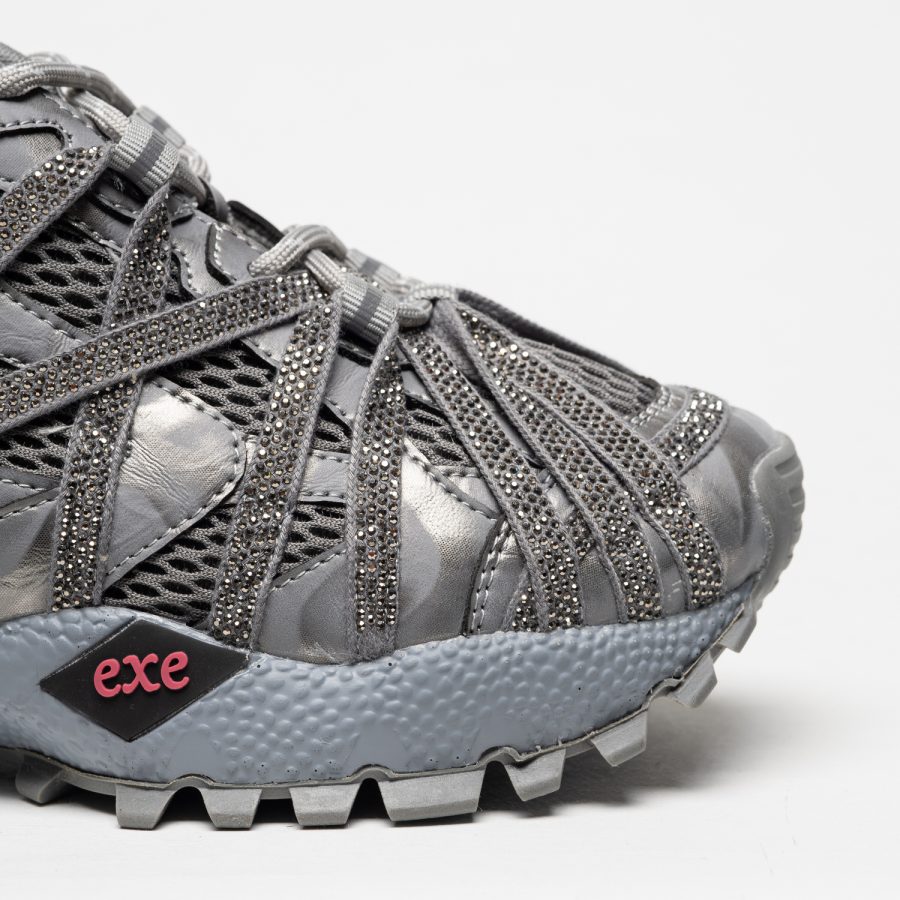 Sapatilhas Exé 928-22 Grey/Pewter Ténis cinza com tiras decoradas com cristais e sola robusta cinza