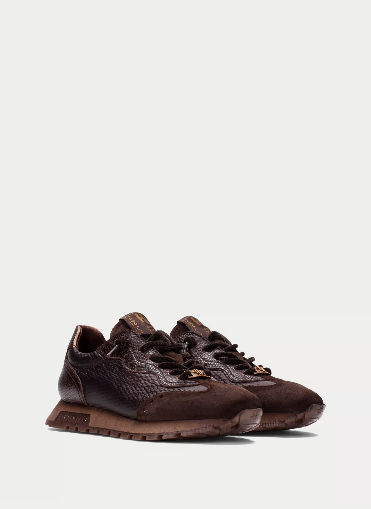 Sapatilha Hispanitas Velour-I26 Castanho Sapatilhas castanhas de couro texturizado e camurça com sola castanha e detalhes dourados