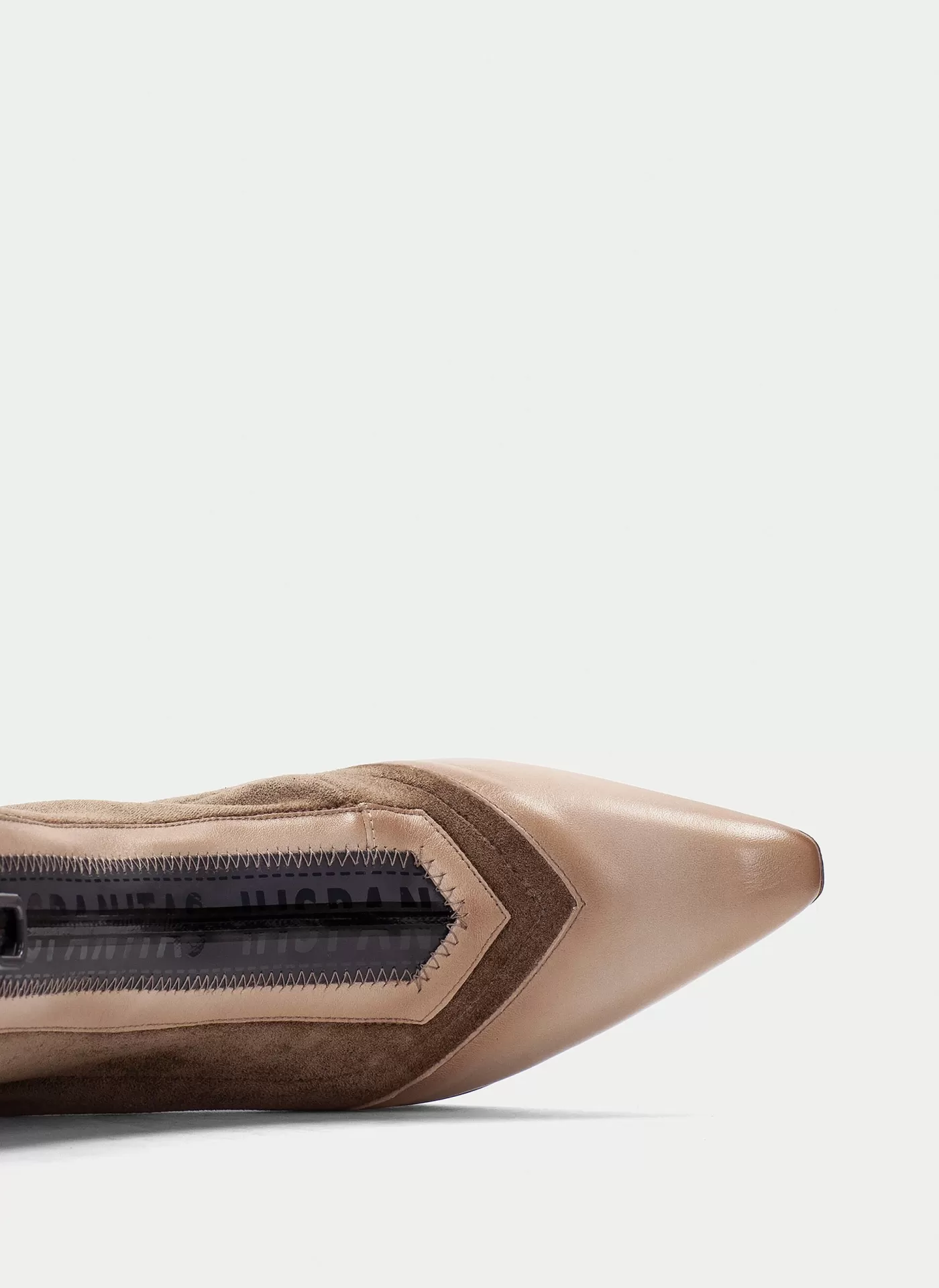 Botim Hispanitas HV254186 Taupe Sapatilha de senhora em bege e castanho com biqueira pontiaguda e painel translúcido