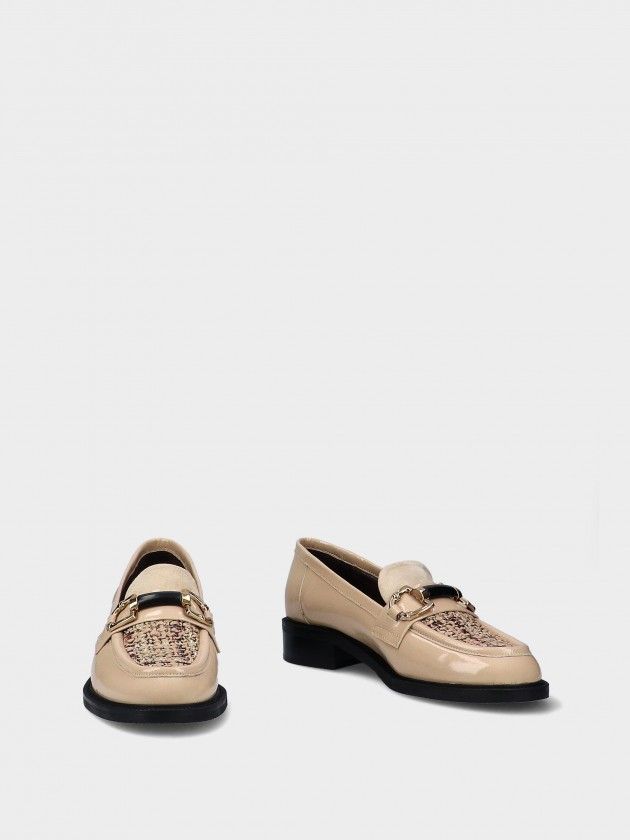 Mocassim MLV DIVA.53 Bege Sapatos tipo mocassim bege com sola preta e detalhe metálico