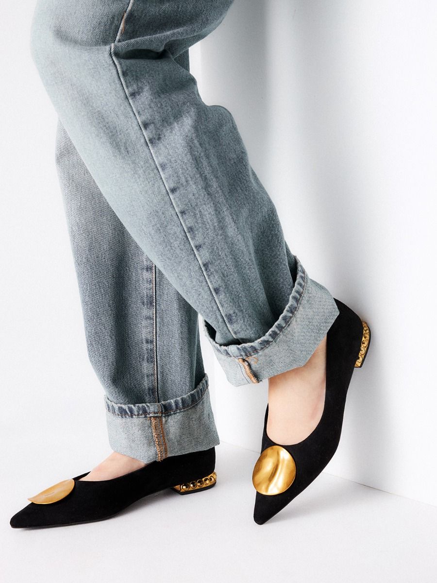 Sapato Exé EMERY-215 Black Sapatilhas pretas com detalhe dourado e salto baixo, calças de ganga azul claras