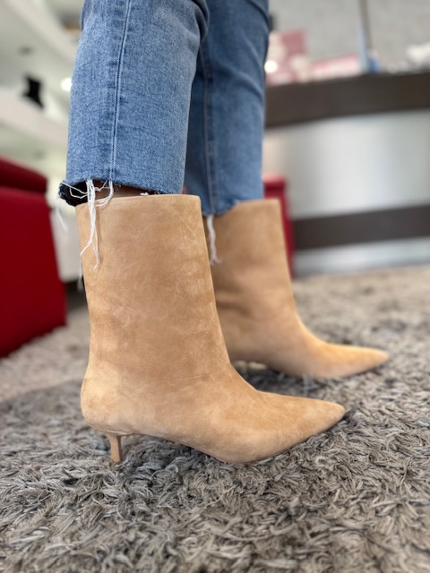 Botim ABF.97 V1525-35-3 Botas bege de camurça com salto baixo e calças azuis