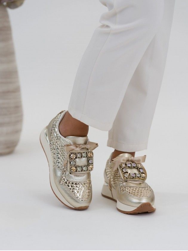 Sapatilha MLV Amanda.17 Gold Sapatilhas douradas com fivela decorativa usadas com calças brancas