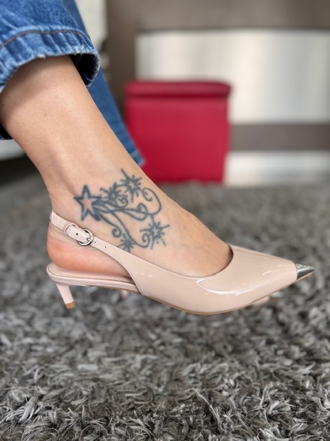 Sapatos ABF-97 V1339-263-3 Nude Sapato slingback bege claro com salto médio usado num pé com tatuagem preta