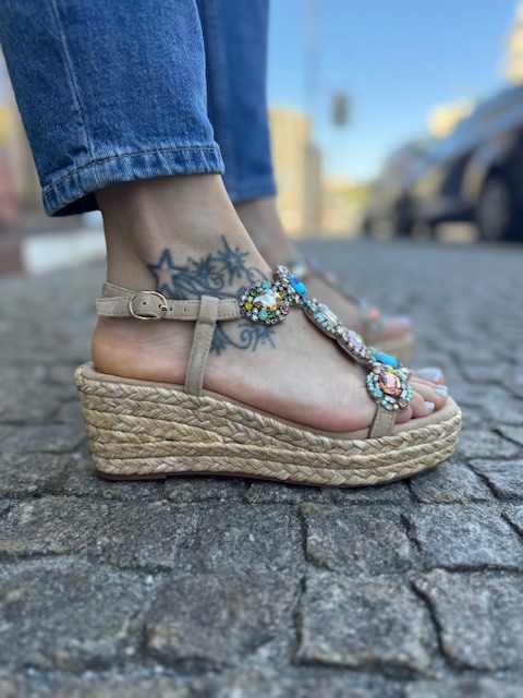 Sandália Alma en Pena 251450 Taupe Sandálias de cunha com base em ráfia e decoração colorida