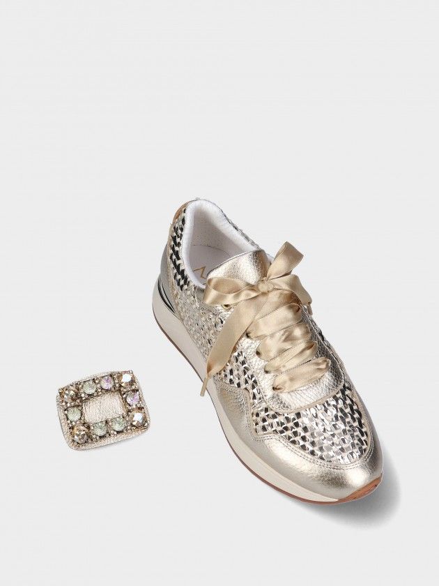 Sapatilha MLV Amanda.17 Gold Ténis dourados com padrão entrelaçado e fita de cetim e fivela com pedras coloridas