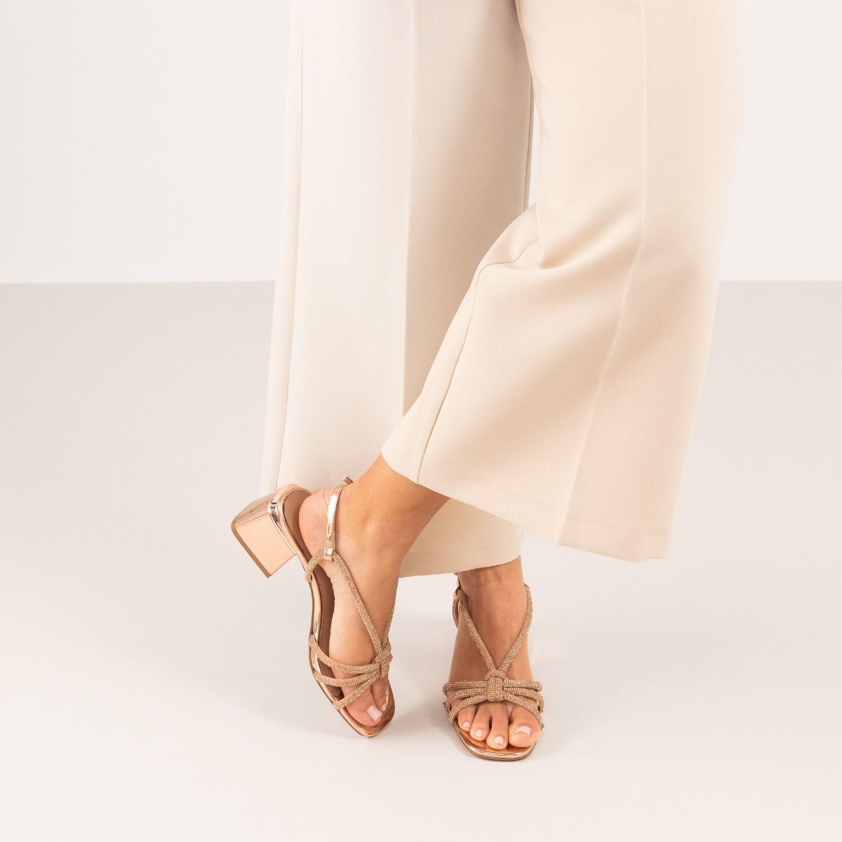 Sandália Exé CARMEN.300 Pink Sandálias de salto médio bege com tiras texturizadas e fivela usadas com calças creme