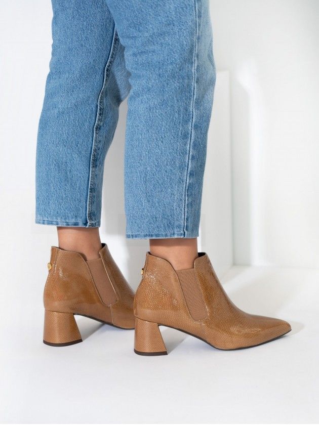 Botim MLV Lori.44 Taupe Botins castanhos texturizados com salto médio e bico pontiagudo