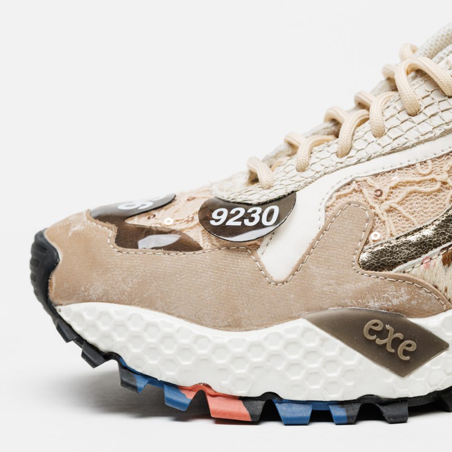 Sapatilhas Exé 3020-2 Bege Tênis bege e branco com sola colorida e detalhes em renda