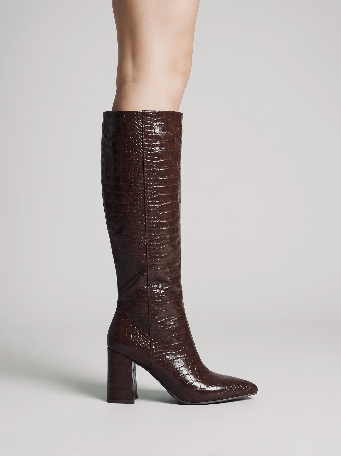 Bota Cano Alto ABF-97 HV2529 Coffee Bota alta castanha com textura de crocodilo, salto alto grosso e bico fino