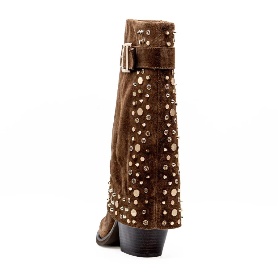 Bota Alma en Pena I260724 Camel Bota castanha de camurça decorada com tachas prateadas e fivela