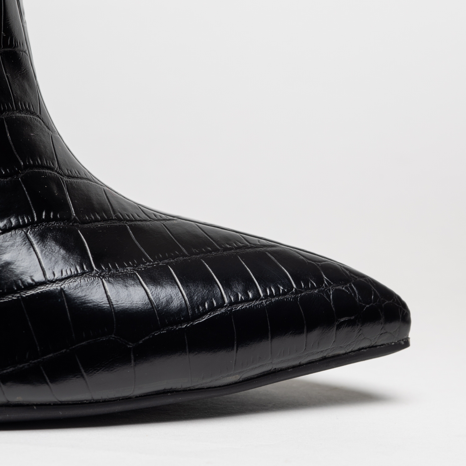 Bota Cano Alto ABF-97 HV2529 Black Bota preta com textura de couro crocodilo e bico pontiagudo