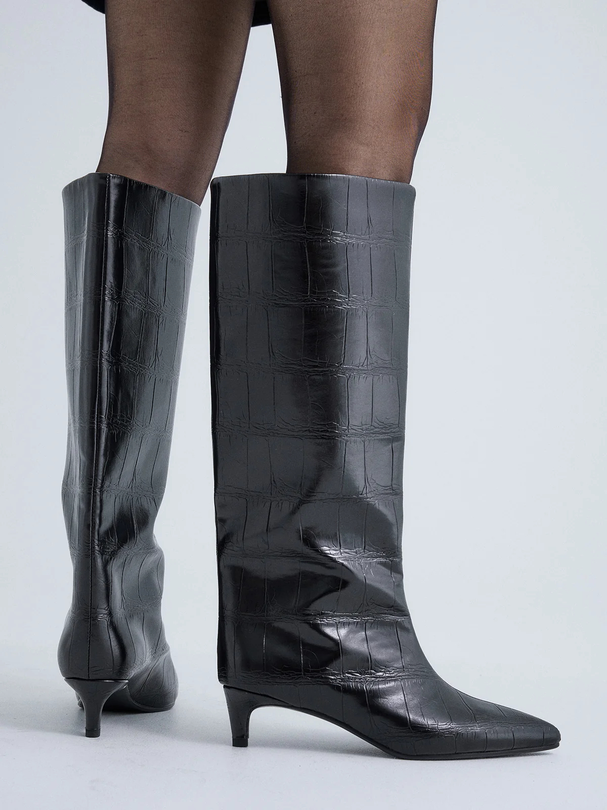 Bota Cano Alto Exé W0955-R7978 Black Botas pretas femininas altas com padrão imitação pele de crocodilo e salto fino