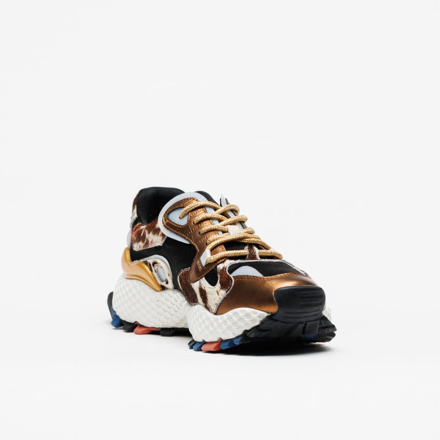Sapatilhas Exé 3020-10 Bronze Black Tênis desportivo com padrão de pele de vaca e sola branca texturada