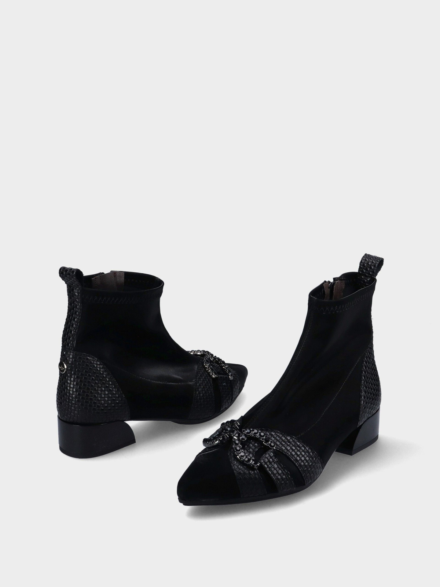 Botim MLV Lidia.44 Black Botins pretos de salto baixo com decoração em laço e textura em pele