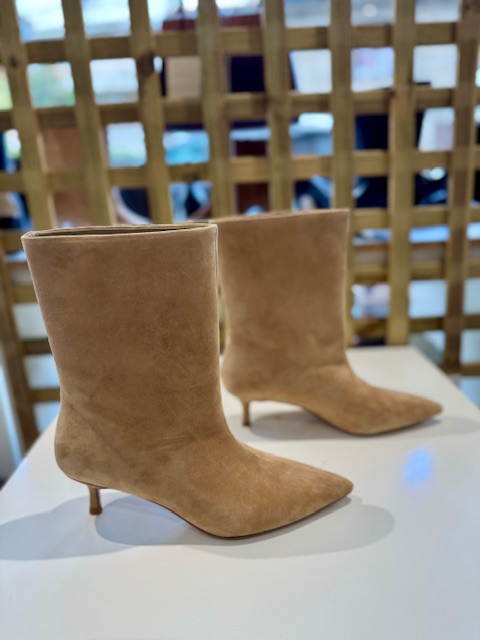 Botim ABF.97 V1525-35-3 Botas de camurça bege com salto fino sobre superfície branca