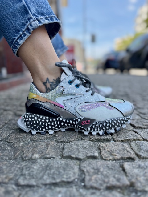 Sapatilhas Exé929-1 Offwhite Tênis desportivo cinza com detalhes multicoloridos e sola preta com bolinhas brancas