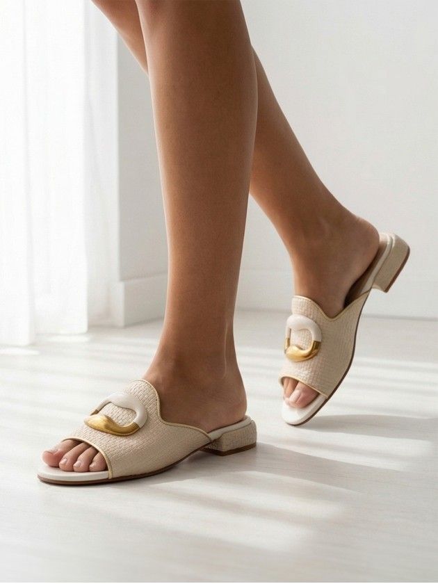Chinelos MLV Carol.83 Bege Sandálias mule creme com detalhe branco e dourado usadas em ambiente interior