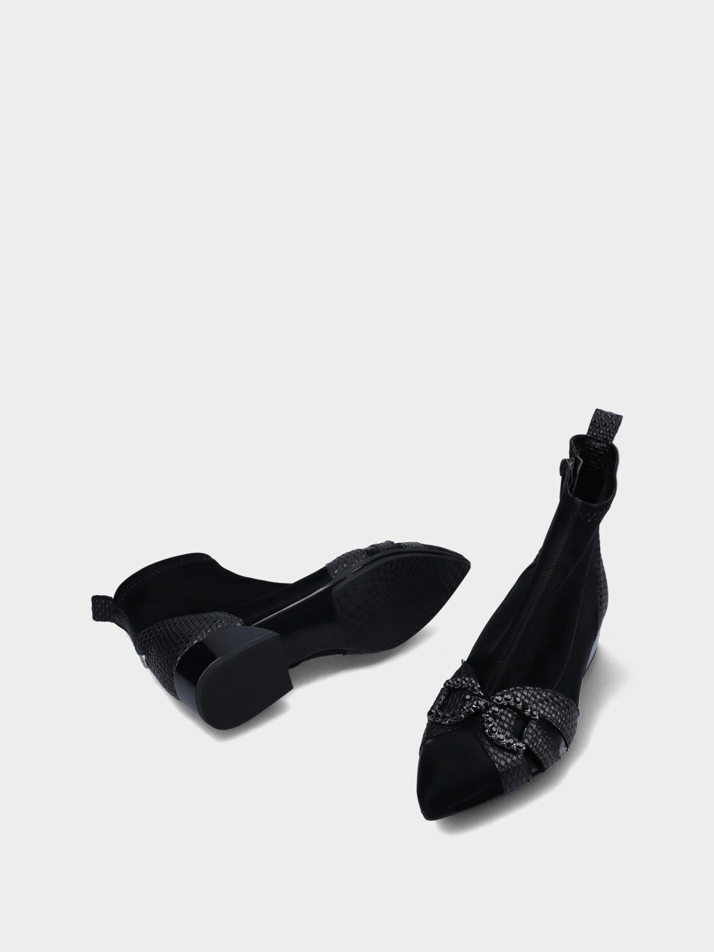 Botim MLV Lidia.44 Black Botins pretos de salto baixo com pormenores em relevo tipo cobra e fivela decorativa