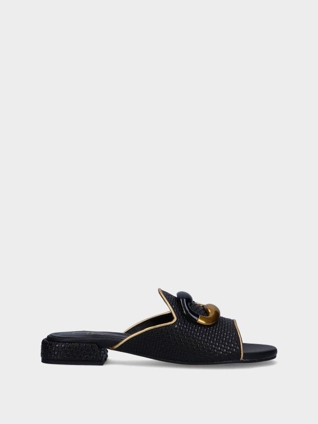 Chinelos MLV Carol.83 Black Chinelo feminino preto com detalhe dourado e salto baixo