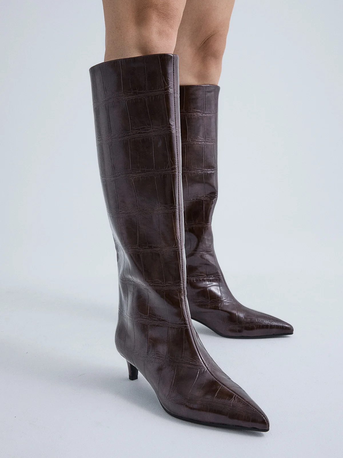 Bota Cano Alto Exé W0955-R7978 Brown Botas de cano alto castanhas com padrão pele de crocodilo