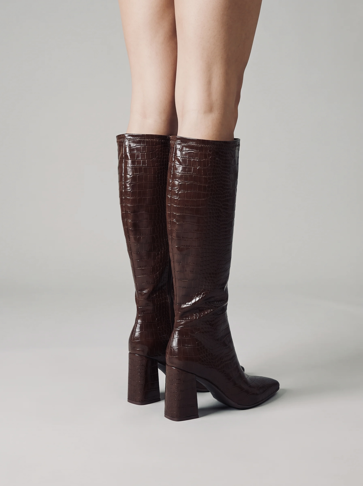 Bota Cano Alto ABF-97 HV2529 Coffee Botas castanhas de cano alto com padrão crocodilo e salto largo