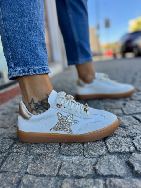 sapatilhas ABF-97 NEREA-01A Offwhite Ténis brancos com detalhes dourados e estrela prateada, usados com calças de ganga