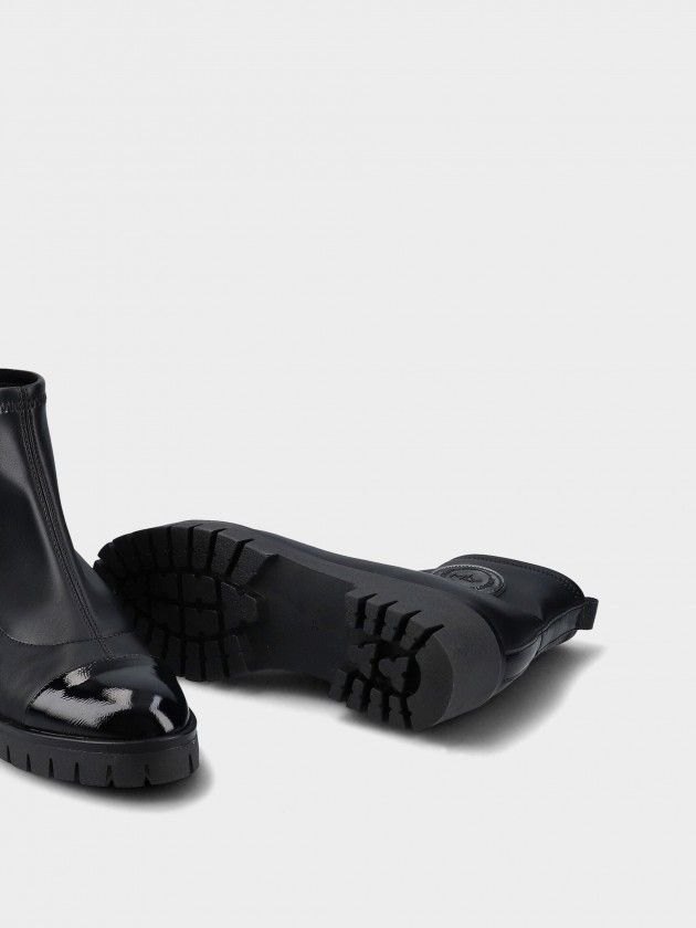 Botim MLV Mónica.08 Black Botas pretas de cano médio com sola grossa e biqueira em verniz