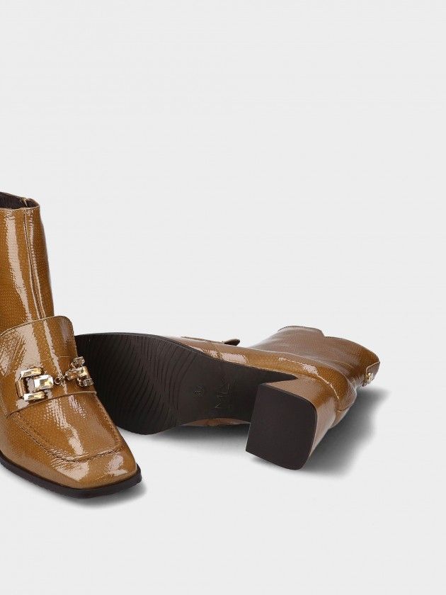 Botim MLV THAIS.11 Taupe Botas castanhas brilhantes com salto quadrado e detalhe dourado no fundo cinzento