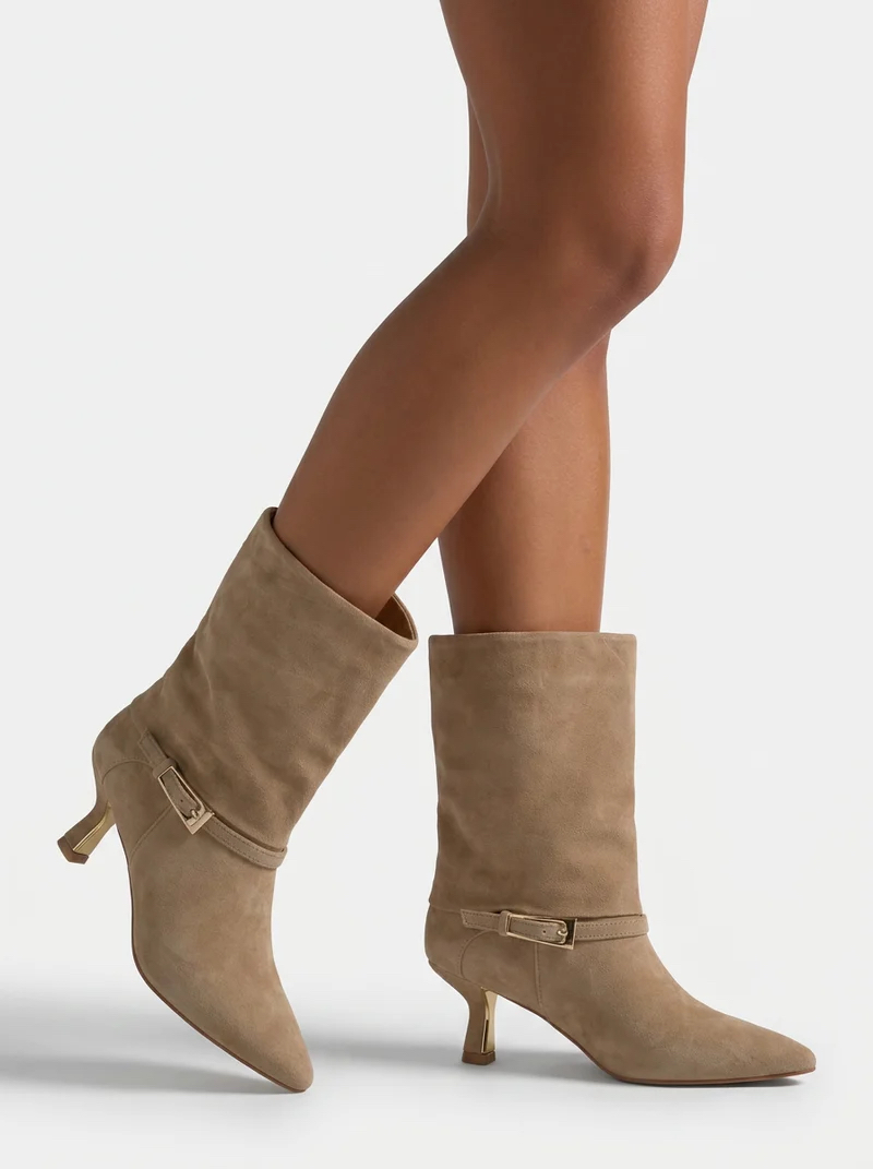 Botim Alma en Pena I260390 Taupe Botas bege de salto médio em camurça com biqueira apontada e fivela dourada