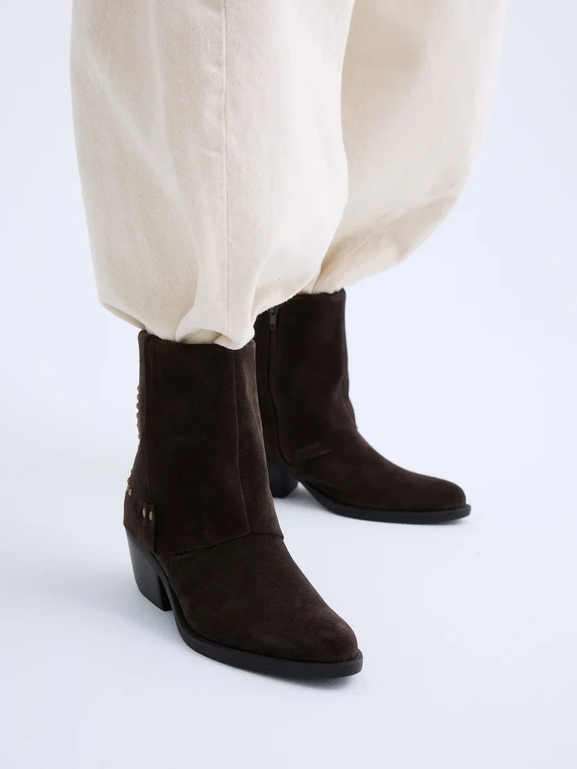 Botim Exé 18737-81R Brown Botas castanho escuro em camurça com calças largas bege claro