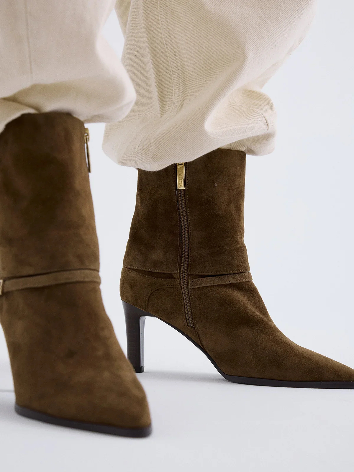 Bota BeFree Sira-314 Taupe Botins castanhos em camurça com salto fino e fecho de correr lateral