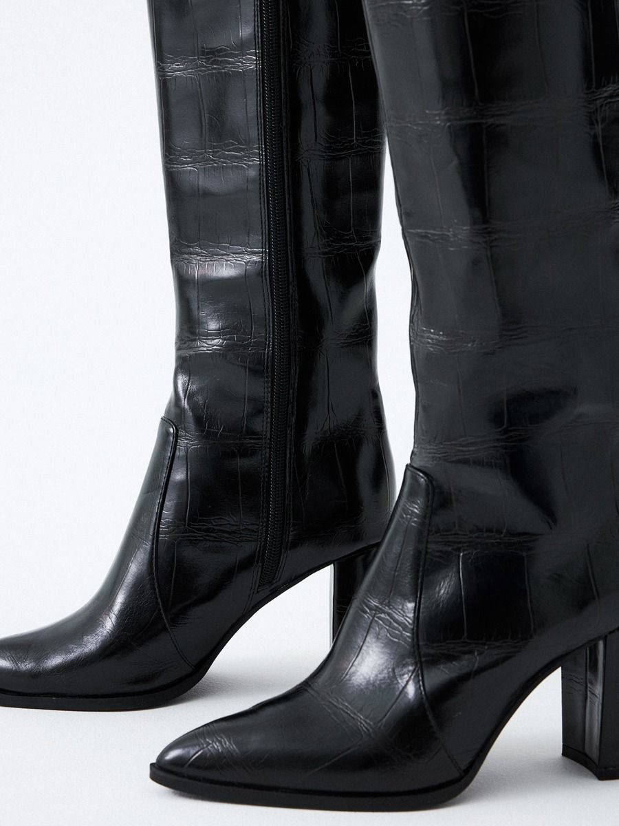 Bota Cano Alto Exé FIEEIRA.444 Black Botas pretas com padrão crocodilo e salto médio