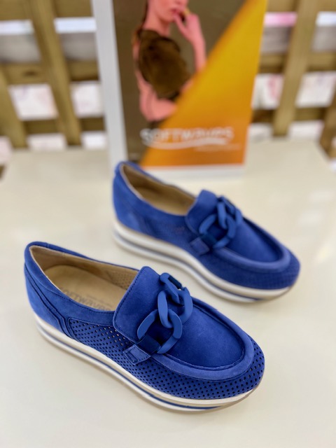 Sneakers Softwaves 7.78.56 Mocassins azuis em camurça com detalhe em corrente e sola branca sobre superfície branca