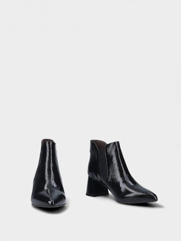 Botim MLV Lori.44 Black Botins pretos de pele verniz com salto médio