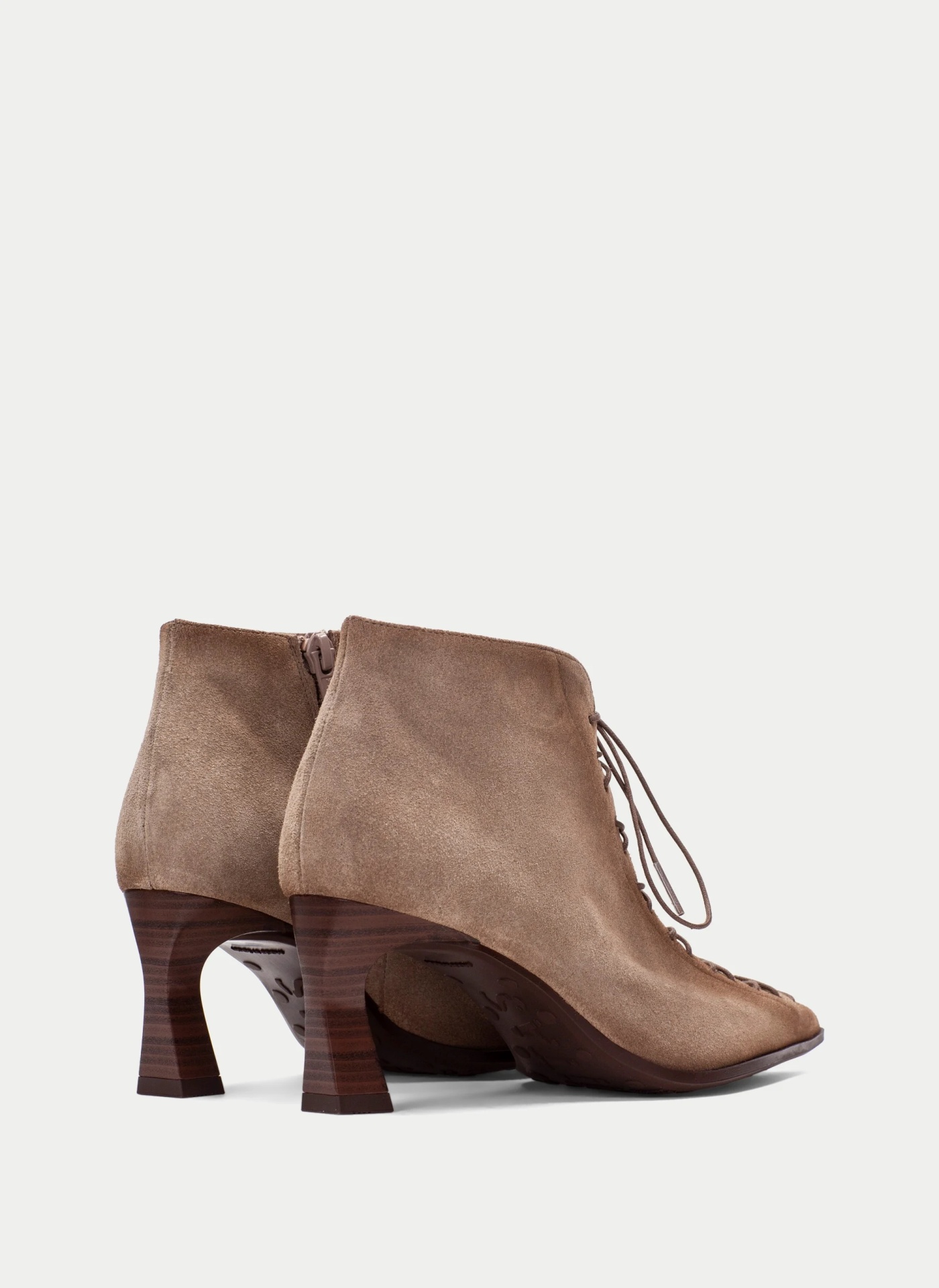 Botim Hispanitas HI264960 Taupe Botas de senhora em camurça castanho claro com salto de madeira e atacadores frontais