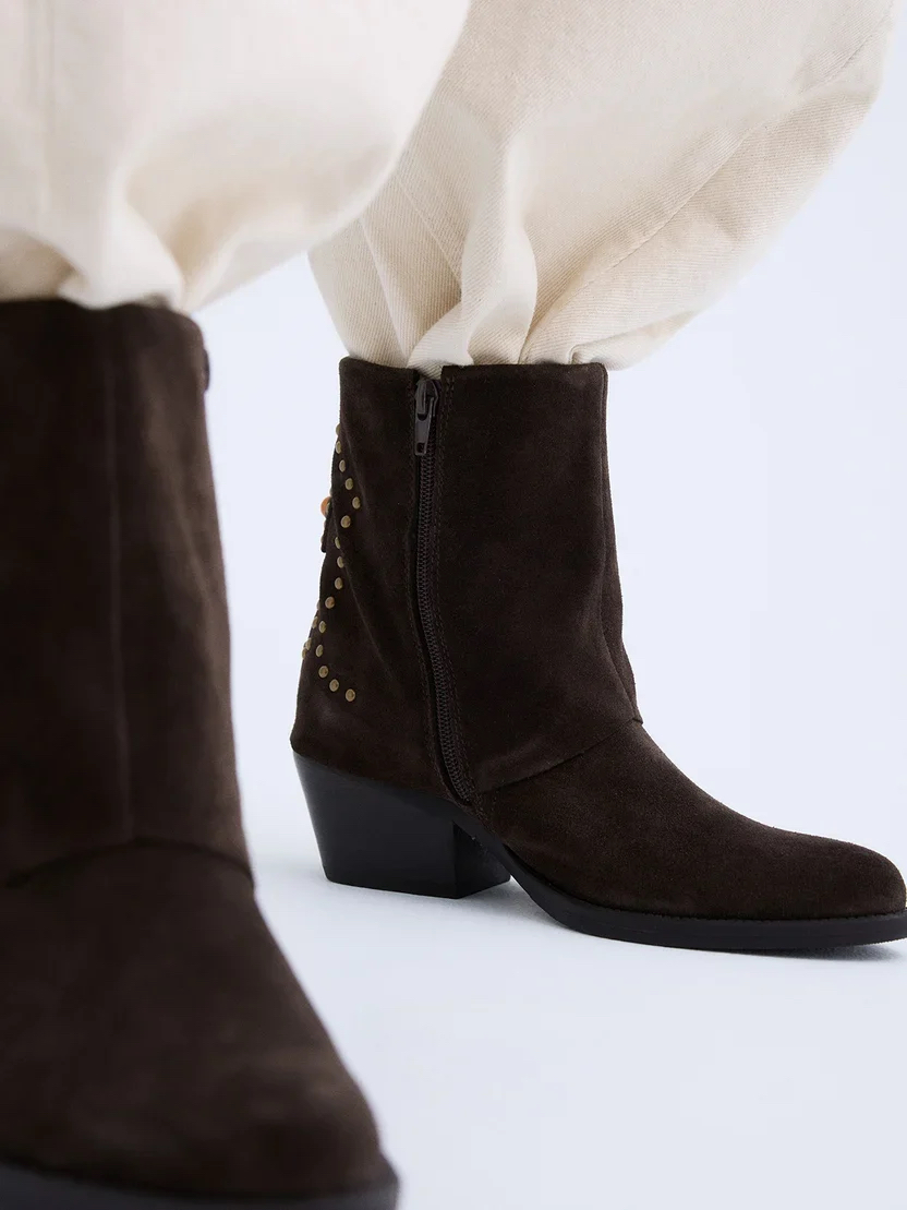 Botim Exé 18737-81R Brown Botas curtas de camurça castanhas escuras com rebites dourados