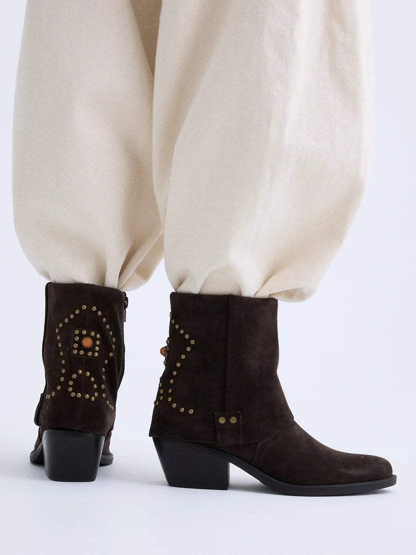 Botim Exé 18737-81R Brown Botins de camurça castanho escuro com salto bloco e tachas douradas